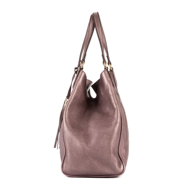 Gucci Bolsas Soho Medium Bolso bandolera en Púrpura Piel de becerro y Oro hardware. El producto esta en Perfectas Condiciones (AA).
  Dimensiones: 33.5x30x11 cm 
  Accesorios incluidos: Tassel
  
  BrandCo Paris encuentra artículos raros y en las mejores condiciones a precios increíbles. ¡Vale la pena tener paciencia! Compra con confianza: todos los artículos de BrandCo Paris son seleccionados y autenticados cuidadosamente por nuestro equipo de expertos.
  Todos los artículos vienen con un certificado de autenticidad y un embalaje entregado por BrandCo Paris.
  Tabla de clasificación de la condición del artículo
  N (como nuevo)
  AA (perfecto estado)
  A (excelente estado)
  AB (muy buen estado)
  B (bueno/regular)