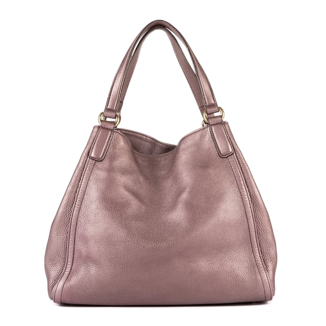 Gucci Bolsas Soho Medium Bolso bandolera en Púrpura Piel de becerro y Oro hardware. El producto esta en Perfectas Condiciones (AA).
  Dimensiones: 33.5x30x11 cm 
  Accesorios incluidos: Tassel
  
  BrandCo Paris encuentra artículos raros y en las mejores condiciones a precios increíbles. ¡Vale la pena tener paciencia! Compra con confianza: todos los artículos de BrandCo Paris son seleccionados y autenticados cuidadosamente por nuestro equipo de expertos.
  Todos los artículos vienen con un certificado de autenticidad y un embalaje entregado por BrandCo Paris.
  Tabla de clasificación de la condición del artículo
  N (como nuevo)
  AA (perfecto estado)
  A (excelente estado)
  AB (muy buen estado)
  B (bueno/regular)