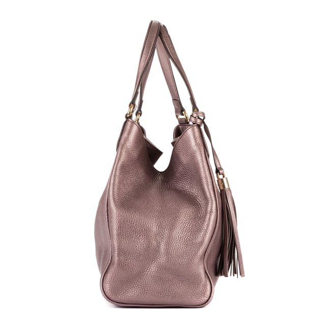 Gucci Bolsas Soho Medium Bolso bandolera en Púrpura Piel de becerro y Oro hardware. El producto esta en Perfectas Condiciones (AA).
  Dimensiones: 33.5x30x11 cm 
  Accesorios incluidos: Tassel
  
  BrandCo Paris encuentra artículos raros y en las mejores condiciones a precios increíbles. ¡Vale la pena tener paciencia! Compra con confianza: todos los artículos de BrandCo Paris son seleccionados y autenticados cuidadosamente por nuestro equipo de expertos.
  Todos los artículos vienen con un certificado de autenticidad y un embalaje entregado por BrandCo Paris.
  Tabla de clasificación de la condición del artículo
  N (como nuevo)
  AA (perfecto estado)
  A (excelente estado)
  AB (muy buen estado)
  B (bueno/regular)