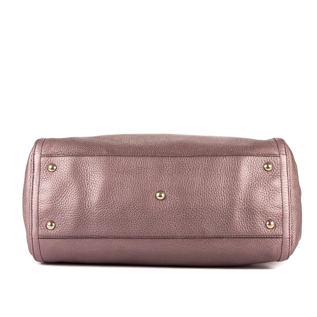 Gucci Bolsas Soho Medium Bolso bandolera en Púrpura Piel de becerro y Oro hardware. El producto esta en Perfectas Condiciones (AA).
  Dimensiones: 33.5x30x11 cm 
  Accesorios incluidos: Tassel
  
  BrandCo Paris encuentra artículos raros y en las mejores condiciones a precios increíbles. ¡Vale la pena tener paciencia! Compra con confianza: todos los artículos de BrandCo Paris son seleccionados y autenticados cuidadosamente por nuestro equipo de expertos.
  Todos los artículos vienen con un certificado de autenticidad y un embalaje entregado por BrandCo Paris.
  Tabla de clasificación de la condición del artículo
  N (como nuevo)
  AA (perfecto estado)
  A (excelente estado)
  AB (muy buen estado)
  B (bueno/regular)