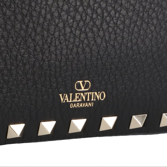 - Textured bag shoulder strap with studs logo print on the back zip main compartment and flat pocket
- 100% Calf leather bos taurus
- Made in European Union
- DImensions: Width: 18.5cm, Height: 13.5cm, Depth: 6.5cm, Minshoulderstraplength: 52cm, Maxshoulderstraplength: 57cm Measurments:  width: 185 mm height: 135 mm strap length: 570 mm