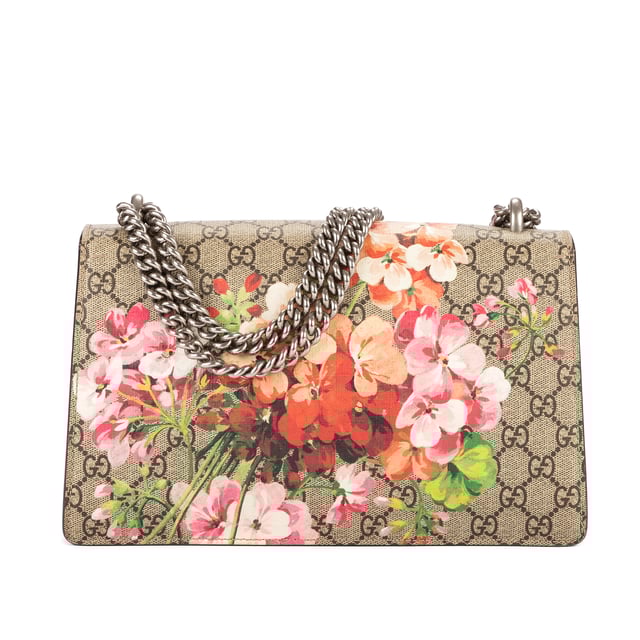 Gucci Tassen Blooms Dionysus Small Schoudertas in de Beige/Bourgondië Gecoat canvas in de Zilver  hardware. Het product is in In Uitstekende Staat (A).
  Afmetingen: 27x16x6 cm 
  Inclusief accessoires: None
  Opmerkingen over de binnenkant: Verkleurd suède met een rokerige geur
Opmerkingen over de hardware: Krassen
  BrandCo Paris vindt zeldzame artikelen in de beste staat voor ongelooflijke prijzen. Het is de moeite waard om geduldig te zijn! Koop met vertrouwen: alle artikelen van BrandCo Paris worden zorgvuldig geselecteerd en geverifieerd door ons team van experts.

  Alle artikelen worden geleverd met een certificaat van echtheid en verpakt door BrandCo Paris.

  Classificatietabel voor de conditie van het artikel:

  N (als nieuw)
  AA (perfecte staat)
  A (uitstekende staat)
  AB (zeer goede staat)
  B (goede/redelijke staat)