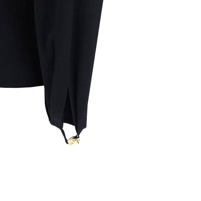 Zusammensetzung: 12 % Polyamid, 88 % Wolle

Lange Ärmel
Gerippte Abschlüsse
Cut-out-Detail
Handwäsche
Stehkragen
Ballonärmel mit Schlitz
Goldmetall-Detail mit Mammerung
Offene Ärmel
Hergestellt in China
Geschlecht: DAMEN
Produktcode: CHC23WMP24660_001
Code: KNT CI 2 TN FW00 08254
