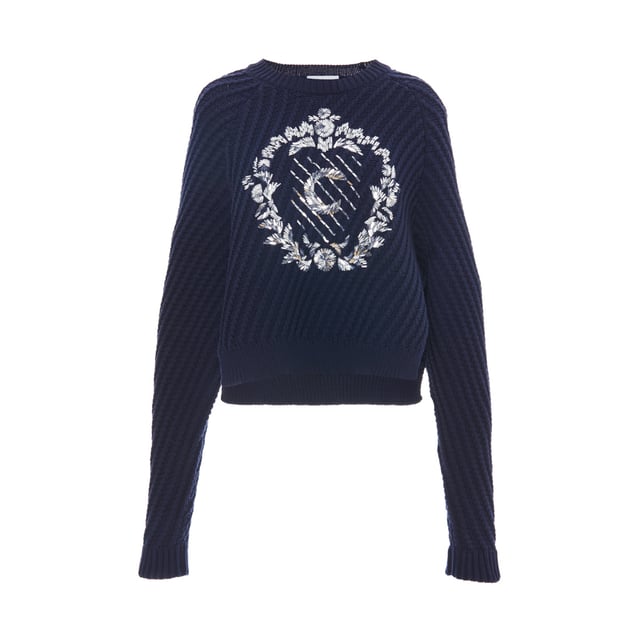 Kurzer Pullover mit langen Ärmeln und auf der Vorderseite aufgenähtem Markensymbol.
