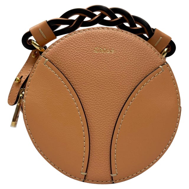 VINTAGE, RRP AS NEW
The Chloé Mini Daria Round Shoulder Bag in Brown Leather combines artisanal craftsmanship with a modern silhouette, featuring braided top handles and rich, supple leather. Compact yet refined, it’s perfect for carrying your essentials in everyday elegance. **Style tip:** Wear it crossbody with a flowy boho dress and ankle boots for a relaxed weekend look, or pair with tailored separates to add a touch of earthy sophistication.

 Chloé Mini Daria Round Shoulder Bag in Brown Leather

Condition: Excellent
Signs of wear: No visible signs of wear
Packaging: None
Color: Brown
Material: Leather | leather
Size: One Size | One Size
Measurements: Handle drop: 190 mm; Strap length: 1100 mm; Width 60 mm Height 150 mm Length 150 mm
SKU: TONPUGBBA524164M