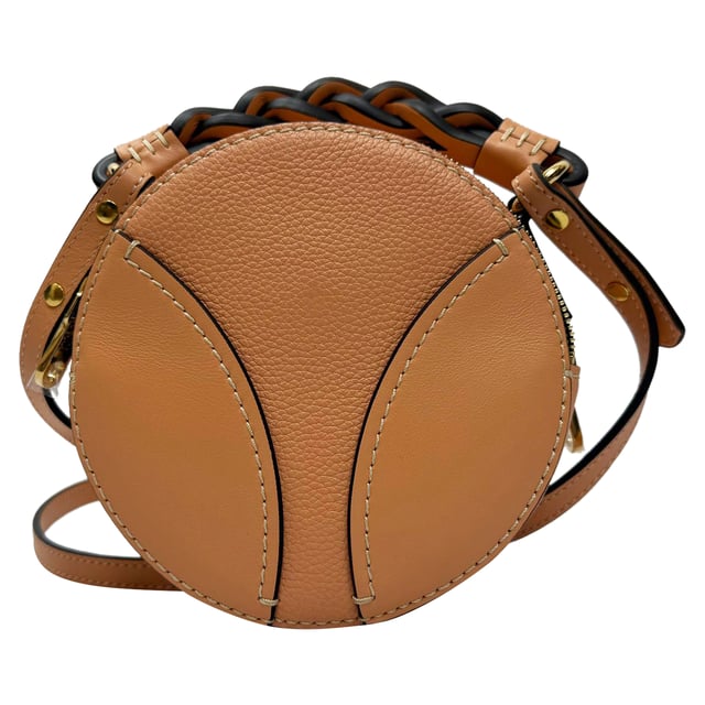 VINTAGE, RRP AS NEW
The Chloé Mini Daria Round Shoulder Bag in Brown Leather combines artisanal craftsmanship with a modern silhouette, featuring braided top handles and rich, supple leather. Compact yet refined, it’s perfect for carrying your essentials in everyday elegance. **Style tip:** Wear it crossbody with a flowy boho dress and ankle boots for a relaxed weekend look, or pair with tailored separates to add a touch of earthy sophistication.

 Chloé Mini Daria Round Shoulder Bag in Brown Leather

Condition: Excellent
Signs of wear: No visible signs of wear
Packaging: None
Color: Brown
Material: Leather | leather
Size: One Size | One Size
Measurements: Handle drop: 190 mm; Strap length: 1100 mm; Width 60 mm Height 150 mm Length 150 mm
SKU: TONPUGBBA524164M