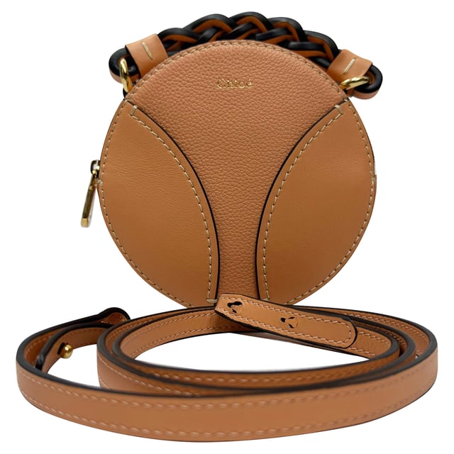 VINTAGE, RRP AS NEW
The Chloé Mini Daria Round Shoulder Bag in Brown Leather combines artisanal craftsmanship with a modern silhouette, featuring braided top handles and rich, supple leather. Compact yet refined, it’s perfect for carrying your essentials in everyday elegance. **Style tip:** Wear it crossbody with a flowy boho dress and ankle boots for a relaxed weekend look, or pair with tailored separates to add a touch of earthy sophistication.

 Chloé Mini Daria Round Shoulder Bag in Brown Leather

Condition: Excellent
Signs of wear: No visible signs of wear
Packaging: None
Color: Brown
Material: Leather | leather
Size: One Size | One Size
Measurements: Handle drop: 190 mm; Strap length: 1100 mm; Width 60 mm Height 150 mm Length 150 mm
SKU: TONPUGBBA524164M