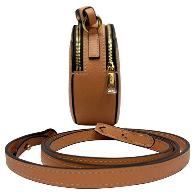 VINTAGE, RRP AS NEW
The Chloé Mini Daria Round Shoulder Bag in Brown Leather combines artisanal craftsmanship with a modern silhouette, featuring braided top handles and rich, supple leather. Compact yet refined, it’s perfect for carrying your essentials in everyday elegance. **Style tip:** Wear it crossbody with a flowy boho dress and ankle boots for a relaxed weekend look, or pair with tailored separates to add a touch of earthy sophistication.

 Chloé Mini Daria Round Shoulder Bag in Brown Leather

Condition: Excellent
Signs of wear: No visible signs of wear
Packaging: None
Color: Brown
Material: Leather | leather
Size: One Size | One Size
Measurements: Handle drop: 190 mm; Strap length: 1100 mm; Width 60 mm Height 150 mm Length 150 mm
SKU: TONPUGBBA524164M