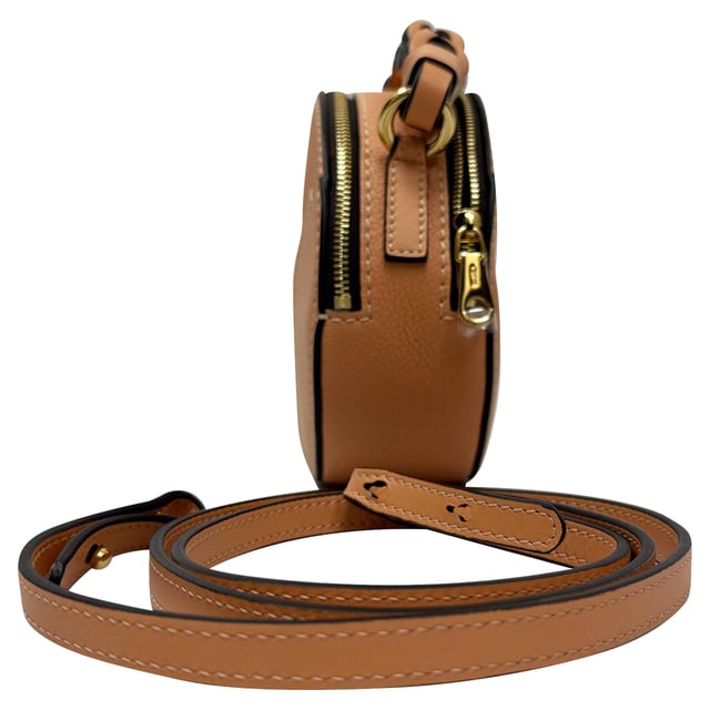 VINTAGE, RRP AS NEW
The Chloé Mini Daria Round Shoulder Bag in Brown Leather combines artisanal craftsmanship with a modern silhouette, featuring braided top handles and rich, supple leather. Compact yet refined, it’s perfect for carrying your essentials in everyday elegance. **Style tip:** Wear it crossbody with a flowy boho dress and ankle boots for a relaxed weekend look, or pair with tailored separates to add a touch of earthy sophistication.

 Chloé Mini Daria Round Shoulder Bag in Brown Leather

Condition: Excellent
Signs of wear: No visible signs of wear
Packaging: None
Color: Brown
Material: Leather | leather
Size: One Size | One Size
Measurements: Handle drop: 190 mm; Strap length: 1100 mm; Width 60 mm Height 150 mm Length 150 mm
SKU: TONPUGBBA524164M