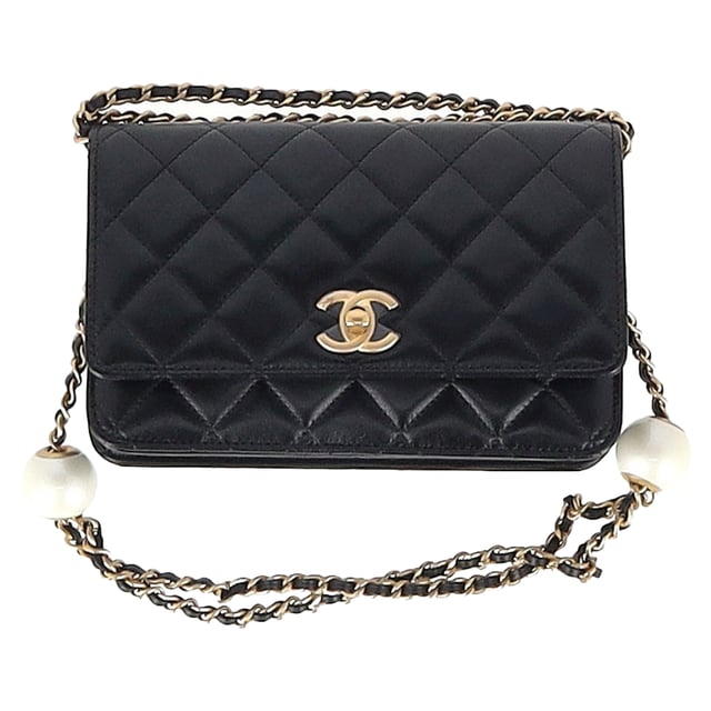 VINTAGE, RRP AS NEW
The Chanel Pearl Crush Mini Wallet on Chain in black diamond-quilted lambskin offers the perfect fusion of luxury and function. This coveted WOC features an adjustable leather-threaded gold chain, an aged gold CC turn-lock, and the signature “pearl” detail slider, allowing you to wear it long, short, or as a clutch. Inside, discover a gold-toned interior with card slots, a zip compartment, and space for essentials—all in one compact, statement piece.


Chanel Quilted CC Pearl Crush Mini Wallet on Chain in Black Lambskin Leather
Condition: Excellent
Signs of wear: No retail tag, No visible sign of wear., 
Packaging: None
Color: black
Material: Leather | Lambskin leather
Size: One Size | One Size
Measurements: Width: 30; Height: 130; Length: 190
SKU: MRPPUGBBA506535W