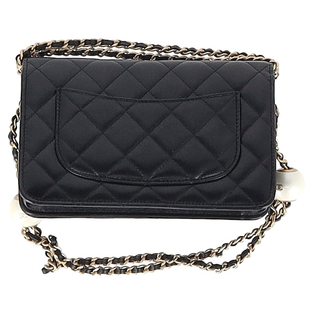 VINTAGE, RRP AS NEW
The Chanel Pearl Crush Mini Wallet on Chain in black diamond-quilted lambskin offers the perfect fusion of luxury and function. This coveted WOC features an adjustable leather-threaded gold chain, an aged gold CC turn-lock, and the signature “pearl” detail slider, allowing you to wear it long, short, or as a clutch. Inside, discover a gold-toned interior with card slots, a zip compartment, and space for essentials—all in one compact, statement piece.


Chanel Quilted CC Pearl Crush Mini Wallet on Chain in Black Lambskin Leather
Condition: Excellent
Signs of wear: No retail tag, No visible sign of wear., 
Packaging: None
Color: black
Material: Leather | Lambskin leather
Size: One Size | One Size
Measurements: Width: 30; Height: 130; Length: 190
SKU: MRPPUGBBA506535W