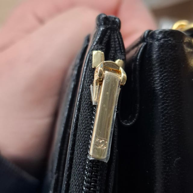 VINTAGE, RRP AS NEW
The Chanel Pearl Crush Mini Wallet on Chain in black diamond-quilted lambskin offers the perfect fusion of luxury and function. This coveted WOC features an adjustable leather-threaded gold chain, an aged gold CC turn-lock, and the signature “pearl” detail slider, allowing you to wear it long, short, or as a clutch. Inside, discover a gold-toned interior with card slots, a zip compartment, and space for essentials—all in one compact, statement piece.


Chanel Quilted CC Pearl Crush Mini Wallet on Chain in Black Lambskin Leather
Condition: Excellent
Signs of wear: No retail tag, No visible sign of wear., 
Packaging: None
Color: black
Material: Leather | Lambskin leather
Size: One Size | One Size
Measurements: Width: 30; Height: 130; Length: 190
SKU: MRPPUGBBA506535W