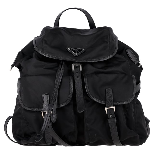 Rekommenderat försäljningspris
Prada Re-Nylon Vela Medium Ryggsäck är en modern och praktisk väska tillverkad av innovativ regenererad nylon – en hållbar twist på en av husets mest ikoniska designer. Ryggsäcken är elegant svart och har en överlappande klaff, två yttre fickor med spänne och justerbara axelremmar i nylon för komfort och mångsidighet. Insidan öppnas upp mot ett rymligt jacquardfoder med Prada-logotyp, perfekt för vardagsbruk med upphöjd kant.

Prada Re-Nylon Vela Medium Ryggsäck i svart nylon
Skick: Mycket bra
Tecken på slitage: Mindre tecken på slitage eller märken. Lätt använd men mycket väl underhållen. Mindre veck, lätt slitna hörn, lätta repor.
Förpackning: Dustbag
Färg: svart
Material: nylon
Storlek: One Size | One Size
Mått: Bredd: 370; Höjd: 300; Längd: 300
SKU: NAPPUGBBA518223W