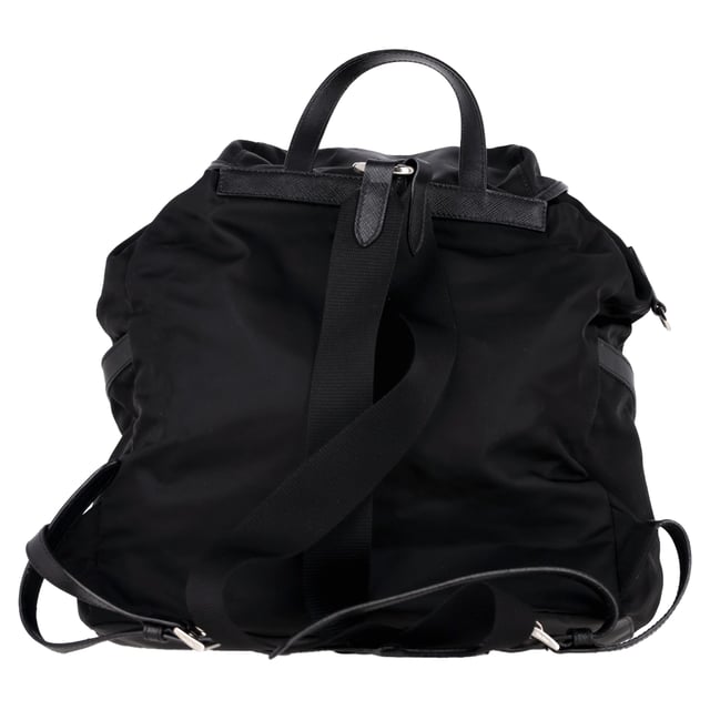 Rekommenderat försäljningspris
Prada Re-Nylon Vela Medium Ryggsäck är en modern och praktisk väska tillverkad av innovativ regenererad nylon – en hållbar twist på en av husets mest ikoniska designer. Ryggsäcken är elegant svart och har en överlappande klaff, två yttre fickor med spänne och justerbara axelremmar i nylon för komfort och mångsidighet. Insidan öppnas upp mot ett rymligt jacquardfoder med Prada-logotyp, perfekt för vardagsbruk med upphöjd kant.

Prada Re-Nylon Vela Medium Ryggsäck i svart nylon
Skick: Mycket bra
Tecken på slitage: Mindre tecken på slitage eller märken. Lätt använd men mycket väl underhållen. Mindre veck, lätt slitna hörn, lätta repor.
Förpackning: Dustbag
Färg: svart
Material: nylon
Storlek: One Size | One Size
Mått: Bredd: 370; Höjd: 300; Längd: 300
SKU: NAPPUGBBA518223W