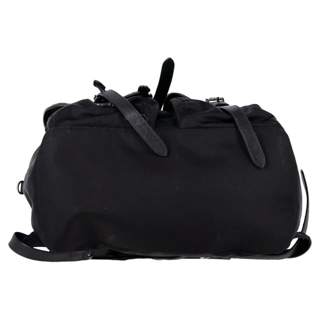 Rekommenderat försäljningspris
Prada Re-Nylon Vela Medium Ryggsäck är en modern och praktisk väska tillverkad av innovativ regenererad nylon – en hållbar twist på en av husets mest ikoniska designer. Ryggsäcken är elegant svart och har en överlappande klaff, två yttre fickor med spänne och justerbara axelremmar i nylon för komfort och mångsidighet. Insidan öppnas upp mot ett rymligt jacquardfoder med Prada-logotyp, perfekt för vardagsbruk med upphöjd kant.

Prada Re-Nylon Vela Medium Ryggsäck i svart nylon
Skick: Mycket bra
Tecken på slitage: Mindre tecken på slitage eller märken. Lätt använd men mycket väl underhållen. Mindre veck, lätt slitna hörn, lätta repor.
Förpackning: Dustbag
Färg: svart
Material: nylon
Storlek: One Size | One Size
Mått: Bredd: 370; Höjd: 300; Längd: 300
SKU: NAPPUGBBA518223W