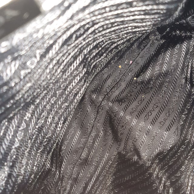 Rekommenderat försäljningspris
Prada Re-Nylon Vela Medium Ryggsäck är en modern och praktisk väska tillverkad av innovativ regenererad nylon – en hållbar twist på en av husets mest ikoniska designer. Ryggsäcken är elegant svart och har en överlappande klaff, två yttre fickor med spänne och justerbara axelremmar i nylon för komfort och mångsidighet. Insidan öppnas upp mot ett rymligt jacquardfoder med Prada-logotyp, perfekt för vardagsbruk med upphöjd kant.

Prada Re-Nylon Vela Medium Ryggsäck i svart nylon
Skick: Mycket bra
Tecken på slitage: Mindre tecken på slitage eller märken. Lätt använd men mycket väl underhållen. Mindre veck, lätt slitna hörn, lätta repor.
Förpackning: Dustbag
Färg: svart
Material: nylon
Storlek: One Size | One Size
Mått: Bredd: 370; Höjd: 300; Längd: 300
SKU: NAPPUGBBA518223W