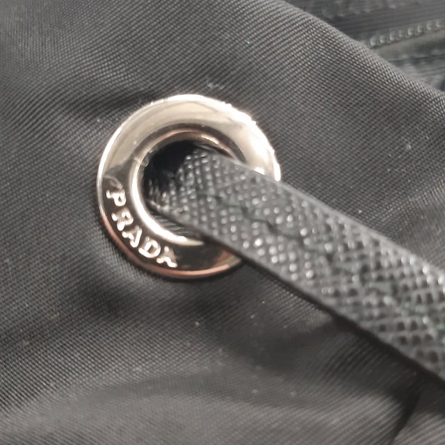 Rekommenderat försäljningspris
Prada Re-Nylon Vela Medium Ryggsäck är en modern och praktisk väska tillverkad av innovativ regenererad nylon – en hållbar twist på en av husets mest ikoniska designer. Ryggsäcken är elegant svart och har en överlappande klaff, två yttre fickor med spänne och justerbara axelremmar i nylon för komfort och mångsidighet. Insidan öppnas upp mot ett rymligt jacquardfoder med Prada-logotyp, perfekt för vardagsbruk med upphöjd kant.

Prada Re-Nylon Vela Medium Ryggsäck i svart nylon
Skick: Mycket bra
Tecken på slitage: Mindre tecken på slitage eller märken. Lätt använd men mycket väl underhållen. Mindre veck, lätt slitna hörn, lätta repor.
Förpackning: Dustbag
Färg: svart
Material: nylon
Storlek: One Size | One Size
Mått: Bredd: 370; Höjd: 300; Längd: 300
SKU: NAPPUGBBA518223W