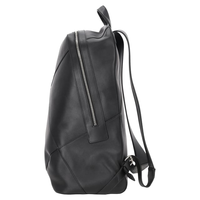 VINTAGE, RRP AS NEW
 Crafted from premium black leather, the Bottega Veneta Intrecciato Backpack showcases the brand’s iconic woven design for a look that’s both timeless and distinctive. With a sleek silhouette and functional compartments, it effortlessly combines luxury with everyday practicality. Pair it with a tailored coat and clean sneakers for a refined, urban look.

Bottega Veneta Intrecciato Backpack in Black Leather

Condition: Excellent
Signs of wear: No retail tag, No visible sign of wear., 
Packaging: Dust bag
Color: Black
Material: Leather | leather
Size: One Size | One Size
Measurements: Width: 200; Height: 480; Length: 310
SKU: MRPPUDEBA508311M