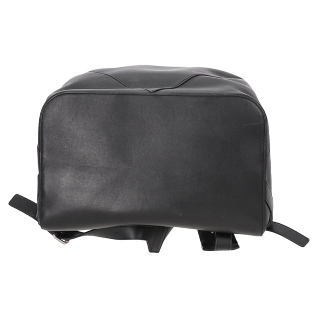VINTAGE, RRP AS NEW
 Crafted from premium black leather, the Bottega Veneta Intrecciato Backpack showcases the brand’s iconic woven design for a look that’s both timeless and distinctive. With a sleek silhouette and functional compartments, it effortlessly combines luxury with everyday practicality. Pair it with a tailored coat and clean sneakers for a refined, urban look.

Bottega Veneta Intrecciato Backpack in Black Leather

Condition: Excellent
Signs of wear: No retail tag, No visible sign of wear., 
Packaging: Dust bag
Color: Black
Material: Leather | leather
Size: One Size | One Size
Measurements: Width: 200; Height: 480; Length: 310
SKU: MRPPUDEBA508311M