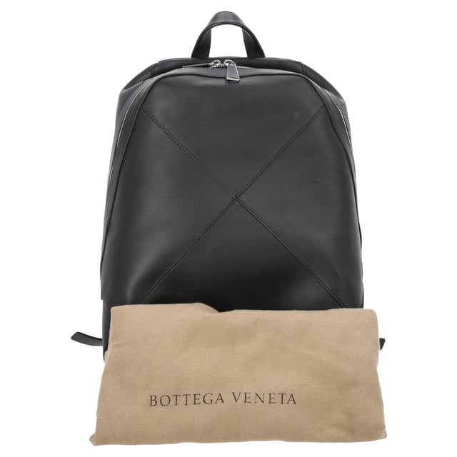 VINTAGE, RRP AS NEW
 Crafted from premium black leather, the Bottega Veneta Intrecciato Backpack showcases the brand’s iconic woven design for a look that’s both timeless and distinctive. With a sleek silhouette and functional compartments, it effortlessly combines luxury with everyday practicality. Pair it with a tailored coat and clean sneakers for a refined, urban look.

Bottega Veneta Intrecciato Backpack in Black Leather

Condition: Excellent
Signs of wear: No retail tag, No visible sign of wear., 
Packaging: Dust bag
Color: Black
Material: Leather | leather
Size: One Size | One Size
Measurements: Width: 200; Height: 480; Length: 310
SKU: MRPPUDEBA508311M