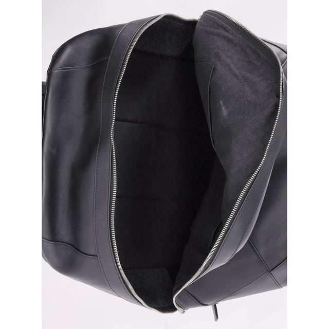 VINTAGE, RRP AS NEW
 Crafted from premium black leather, the Bottega Veneta Intrecciato Backpack showcases the brand’s iconic woven design for a look that’s both timeless and distinctive. With a sleek silhouette and functional compartments, it effortlessly combines luxury with everyday practicality. Pair it with a tailored coat and clean sneakers for a refined, urban look.

Bottega Veneta Intrecciato Backpack in Black Leather

Condition: Excellent
Signs of wear: No retail tag, No visible sign of wear., 
Packaging: Dust bag
Color: Black
Material: Leather | leather
Size: One Size | One Size
Measurements: Width: 200; Height: 480; Length: 310
SKU: MRPPUDEBA508311M