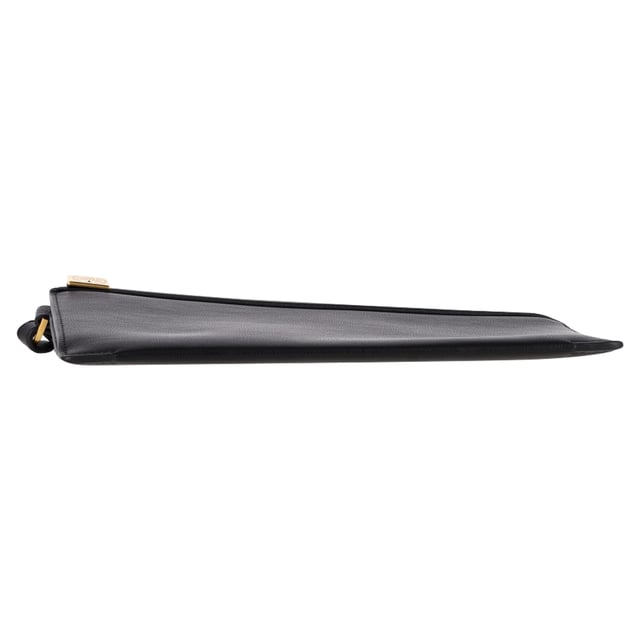 VINTAGE, RRP AS NEW
The Mulberry Tree Logo Zipped Clutch Bag in Black Leather is a sleek, minimalist essential crafted from supple leather and finished with the iconic tree logo in gold-tone hardware. Compact yet roomy enough for your essentials, it’s perfect for day-to-night versatility. **Style tip:** Carry it as a clutch with a little black dress for evening elegance, or use it as a chic pouch inside a larger tote for polished daytime organization.

 Mulberry Tree Logo Zipped Clutch Bag in Black Leather

Condition: Excellent
Signs of wear: No retail tag, No visible sign of wear., 
Packaging: Dust bag
Color: Black
Material: Leather | leather
Size: One Size | One Size
Measurements: Width: 2; Height: 170; Length: 240
SKU: NAPPUGBBA523788W