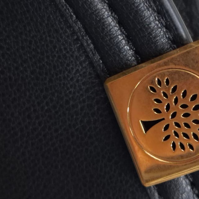 VINTAGE, RRP AS NEW
The Mulberry Tree Logo Zipped Clutch Bag in Black Leather is a sleek, minimalist essential crafted from supple leather and finished with the iconic tree logo in gold-tone hardware. Compact yet roomy enough for your essentials, it’s perfect for day-to-night versatility. **Style tip:** Carry it as a clutch with a little black dress for evening elegance, or use it as a chic pouch inside a larger tote for polished daytime organization.

 Mulberry Tree Logo Zipped Clutch Bag in Black Leather

Condition: Excellent
Signs of wear: No retail tag, No visible sign of wear., 
Packaging: Dust bag
Color: Black
Material: Leather | leather
Size: One Size | One Size
Measurements: Width: 2; Height: 170; Length: 240
SKU: NAPPUGBBA523788W