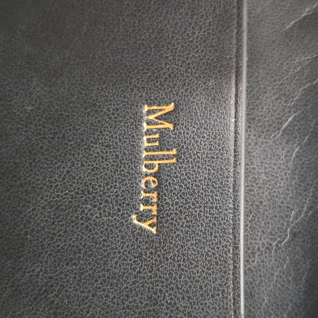 VINTAGE, RRP AS NEW
The Mulberry Tree Logo Zipped Clutch Bag in Black Leather is a sleek, minimalist essential crafted from supple leather and finished with the iconic tree logo in gold-tone hardware. Compact yet roomy enough for your essentials, it’s perfect for day-to-night versatility. **Style tip:** Carry it as a clutch with a little black dress for evening elegance, or use it as a chic pouch inside a larger tote for polished daytime organization.

 Mulberry Tree Logo Zipped Clutch Bag in Black Leather

Condition: Excellent
Signs of wear: No retail tag, No visible sign of wear., 
Packaging: Dust bag
Color: Black
Material: Leather | leather
Size: One Size | One Size
Measurements: Width: 2; Height: 170; Length: 240
SKU: NAPPUGBBA523788W