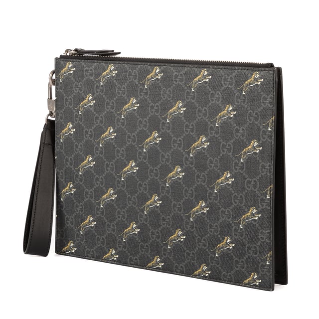 Gucci Accessoires GG Supreme Tiger Print  Koppeling in de Zwart Gecoat canvas in de Zilver  hardware. Het product is in In Perfecte Staat (AA).
  Afmetingen: 28x22x3 cm 
  Inclusief accessoires: Loop Key Ring; Dustbag
  
  BrandCo Paris vindt zeldzame artikelen in de beste staat voor ongelooflijke prijzen. Het is de moeite waard om geduldig te zijn! Koop met vertrouwen: alle artikelen van BrandCo Paris worden zorgvuldig geselecteerd en geverifieerd door ons team van experts.

  Alle artikelen worden geleverd met een certificaat van echtheid en verpakt door BrandCo Paris.

  Classificatietabel voor de conditie van het artikel:

  N (als nieuw)
  AA (perfecte staat)
  A (uitstekende staat)
  AB (zeer goede staat)
  B (goede/redelijke staat)