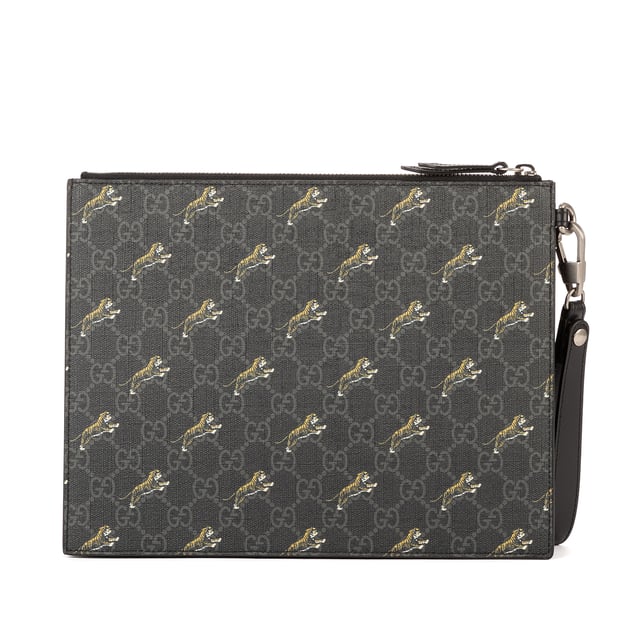 Gucci Accessoires GG Supreme Tiger Print  Koppeling in de Zwart Gecoat canvas in de Zilver  hardware. Het product is in In Perfecte Staat (AA).
  Afmetingen: 28x22x3 cm 
  Inclusief accessoires: Loop Key Ring; Dustbag
  
  BrandCo Paris vindt zeldzame artikelen in de beste staat voor ongelooflijke prijzen. Het is de moeite waard om geduldig te zijn! Koop met vertrouwen: alle artikelen van BrandCo Paris worden zorgvuldig geselecteerd en geverifieerd door ons team van experts.

  Alle artikelen worden geleverd met een certificaat van echtheid en verpakt door BrandCo Paris.

  Classificatietabel voor de conditie van het artikel:

  N (als nieuw)
  AA (perfecte staat)
  A (uitstekende staat)
  AB (zeer goede staat)
  B (goede/redelijke staat)