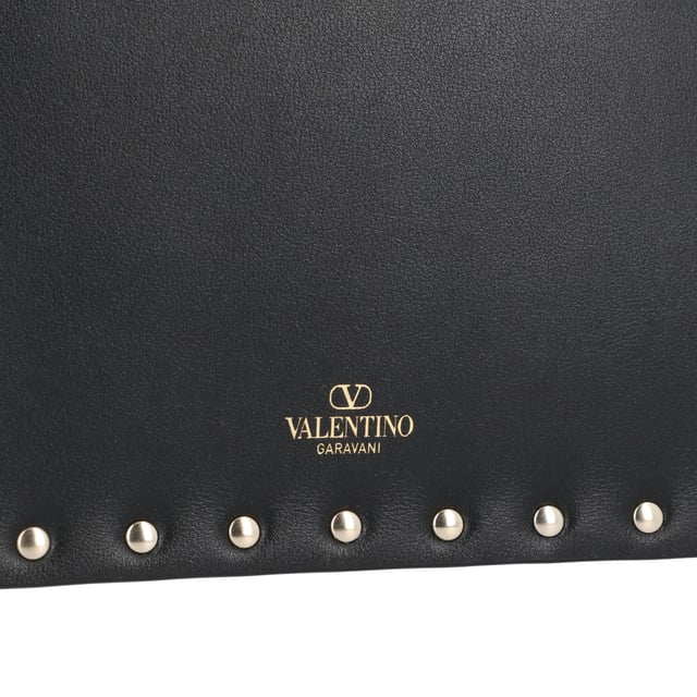 - Rockstud pouch
- Platinum-finish studs
- Magnetic clasp closure
- Made In Italy
- SS24
- Calfskin
- Dimensions: Width: 22.5cm, Height: 15.5cm Measurments:  width: 225 mm height: 155 mm