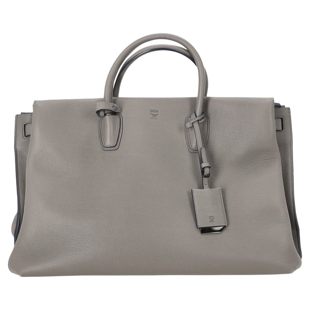 VINTAGE, RRP AS NEW
The MCM Maxim Tote Bag in grey leather combines refined craftsmanship with everyday functionality, featuring a spacious interior and clean, structured lines. Subtle logo detailing and smooth leather make it a versatile choice for both work and weekend wear. **Style tip:** Pair it with a tailored coat and leather sneakers for a sleek, contemporary city look.

 MCM Maxim Tote Bag in Grey Leather

Condition: Excellent
Signs of wear: No visible signs of wear
Packaging: Dust bag
Color: Grey
Material: Leather | leather
Size: One Size | One Size
Measurements: Width: 180; Height: 310; Length: 500; Handle drop: 390; Strap length: -
SKU: MRPPUDEBA525309W