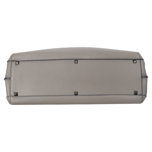 VINTAGE, RRP AS NEW
The MCM Maxim Tote Bag in grey leather combines refined craftsmanship with everyday functionality, featuring a spacious interior and clean, structured lines. Subtle logo detailing and smooth leather make it a versatile choice for both work and weekend wear. **Style tip:** Pair it with a tailored coat and leather sneakers for a sleek, contemporary city look.

 MCM Maxim Tote Bag in Grey Leather

Condition: Excellent
Signs of wear: No visible signs of wear
Packaging: Dust bag
Color: Grey
Material: Leather | leather
Size: One Size | One Size
Measurements: Width: 180; Height: 310; Length: 500; Handle drop: 390; Strap length: -
SKU: MRPPUDEBA525309W