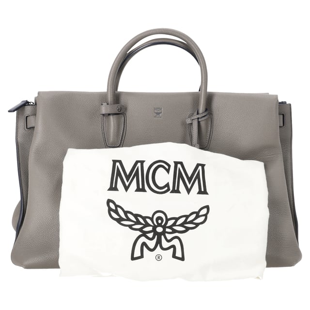 VINTAGE, RRP AS NEW
The MCM Maxim Tote Bag in grey leather combines refined craftsmanship with everyday functionality, featuring a spacious interior and clean, structured lines. Subtle logo detailing and smooth leather make it a versatile choice for both work and weekend wear. **Style tip:** Pair it with a tailored coat and leather sneakers for a sleek, contemporary city look.

 MCM Maxim Tote Bag in Grey Leather

Condition: Excellent
Signs of wear: No visible signs of wear
Packaging: Dust bag
Color: Grey
Material: Leather | leather
Size: One Size | One Size
Measurements: Width: 180; Height: 310; Length: 500; Handle drop: 390; Strap length: -
SKU: MRPPUDEBA525309W