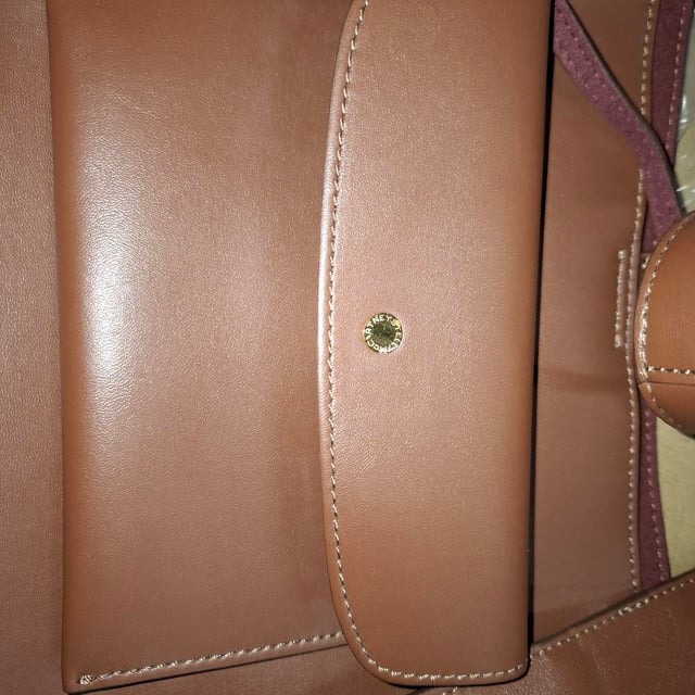 VINTAGE, RRP AS NEW
Ethical luxury at its finest, the Stella McCartney Handle Bag in Brown Vegan Leather is a testament to the brand’s unwavering commitment to sustainability and style. Expertly crafted from eco-conscious vegan leather, this structured tote is designed with minimalist lines and subtle sophistication. The rich brown hue complements its twin top handles, while a detachable shoulder strap offers hands-free versatility for life on the go.


Stella McCartney Handle Bag in Brown Vegan Leather 
Condition: very good
Signs of wear: light wear one exterior
Packaging: None
Color: Brown 
Material: faux leather
Size: One Size | One Size
Measurements: Width: 120; Height: 230; Length: 300; Handle drop: 160; Strap length: 0
SKU: NAPPUGBBA493422W