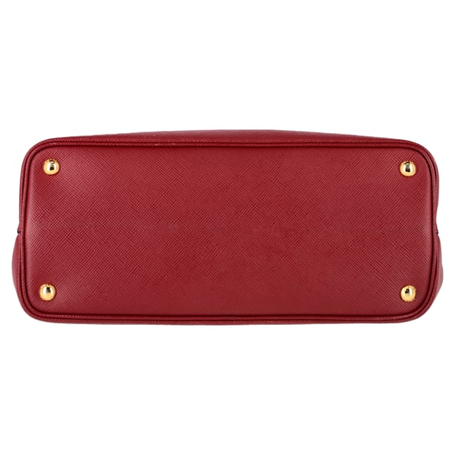 VINTAGE, RRP AS NEW
The Prada Double Handle Tote in rich Cerise red Saffiano leather (BN2775) is the perfect blend of sophistication and function. Crafted from iconic cross-hatched Saffiano leather, it features rolled top handles, gold-tone logo detailing, and a spacious, dual-compartment interior with a center snap pocket—ideal for organizing work or daily essentials. Its structured silhouette makes it a timeless, go-anywhere companion.


Prada Double Handle Tote Bag in Red Saffiano Leather
Condition: Excellent
Signs of wear: No retail tag, No visible sign of wear., 
Packaging: Dust bag
Color: Red 
Material: Leather | leather
Size: One Size | One Size
Measurements: Width: 150; Height: 240; Length: 340; Handle drop: 120; Strap length: 1200
SKU: NAPPUGBBA506565W
