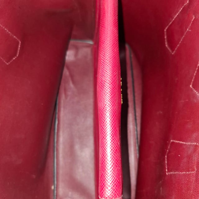 VINTAGE, RRP AS NEW
The Prada Double Handle Tote in rich Cerise red Saffiano leather (BN2775) is the perfect blend of sophistication and function. Crafted from iconic cross-hatched Saffiano leather, it features rolled top handles, gold-tone logo detailing, and a spacious, dual-compartment interior with a center snap pocket—ideal for organizing work or daily essentials. Its structured silhouette makes it a timeless, go-anywhere companion.


Prada Double Handle Tote Bag in Red Saffiano Leather
Condition: Excellent
Signs of wear: No retail tag, No visible sign of wear., 
Packaging: Dust bag
Color: Red 
Material: Leather | leather
Size: One Size | One Size
Measurements: Width: 150; Height: 240; Length: 340; Handle drop: 120; Strap length: 1200
SKU: NAPPUGBBA506565W