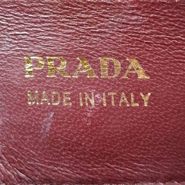 VINTAGE, RRP AS NEW
The Prada Double Handle Tote in rich Cerise red Saffiano leather (BN2775) is the perfect blend of sophistication and function. Crafted from iconic cross-hatched Saffiano leather, it features rolled top handles, gold-tone logo detailing, and a spacious, dual-compartment interior with a center snap pocket—ideal for organizing work or daily essentials. Its structured silhouette makes it a timeless, go-anywhere companion.


Prada Double Handle Tote Bag in Red Saffiano Leather
Condition: Excellent
Signs of wear: No retail tag, No visible sign of wear., 
Packaging: Dust bag
Color: Red 
Material: Leather | leather
Size: One Size | One Size
Measurements: Width: 150; Height: 240; Length: 340; Handle drop: 120; Strap length: 1200
SKU: NAPPUGBBA506565W