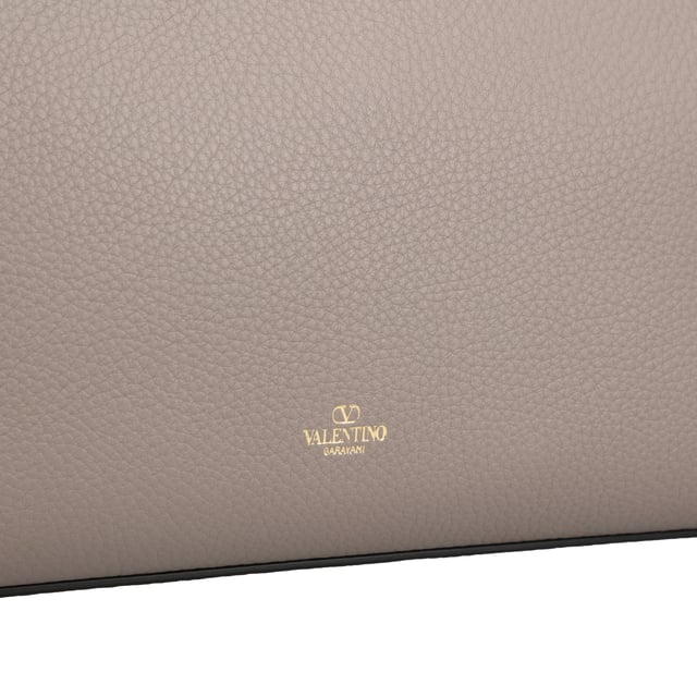 - Dimensions: Width: 47.5cm, Height: 27.5cm, Depth: 15.5cm
- 100% Calf Leather, 100% Metal, 100% Zamak, 100% Polyester
- Made in Italy Measurments:  width: 475 mm height: 275 mm