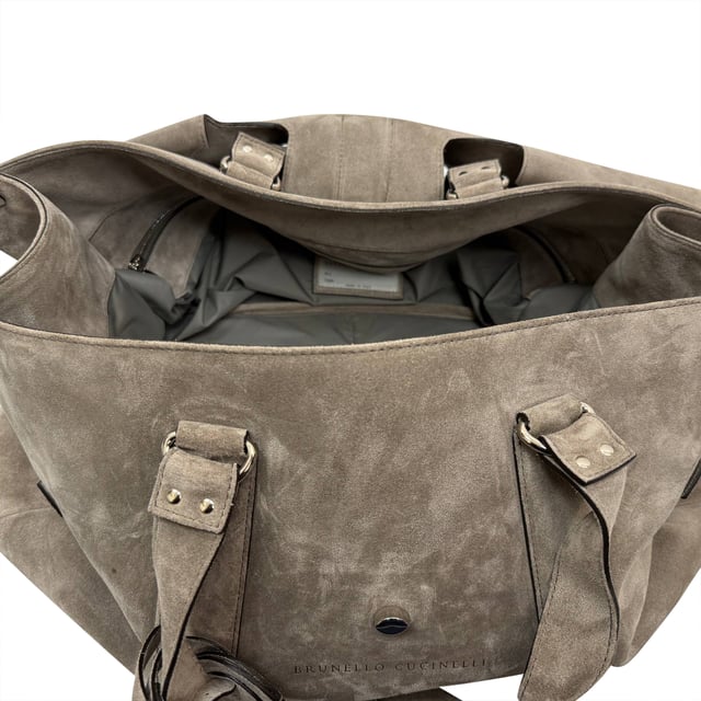 VINTAGE, RRP AS NEW
Elevate your travel style with the Brunello Cucinelli Weekend Bag, expertly crafted in supple grey suede for a luxurious yet laid-back aesthetic. Its spacious interior and refined detailing make it the perfect companion for effortless weekend getaways. **Style Tip:** Pair it with a wool overcoat and leather sneakers for a polished, jet-set-ready look.

 Brunello Cucinelli Weekend Bag in Grey Suede

Condition: Very good
Signs of wear: Lightly used but very well maintained. Minor creasing, light worn corners, light scratches., Minor sign of wear or markings.
Packaging: Dust bag
Color: Grey
Material: Suede | suede
Size: One Size | One Size
Measurements: Handle drop: 550 mm; Strap length: 860 mm
SKU: MRPPUGBBA508690M