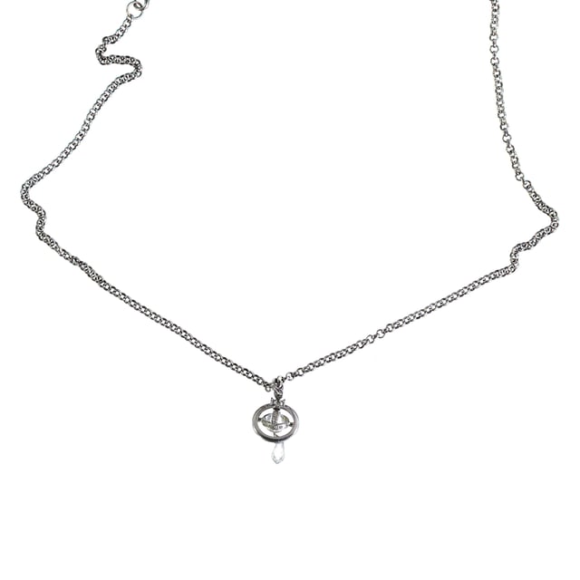 Empfohlener Verkaufspreis
Diese atemberaubende Silberkette von Vivienne Westwood besticht durch den ikonischen Reichsapfel-Anhänger der Designerin, der durch einen einzelnen Kristalltropfen dezent akzentuiert wird. Perfekt für jeden besonderen Anlass, wertet dieses edle Schmuckstück jeden Look auf.
Vivienne Westwood Reichsapfel-Kristalltropfen-Halskette
Farbe: Metallic | Silber
Material: Metall | Messing
Zustand: ausgezeichnet
Größe: Einheitsgröße
Gebrauchsspuren: Keine
Artikelnummer: 261697 / EB49 / EB49