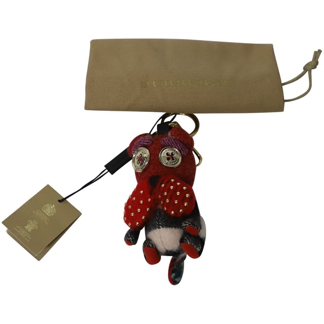 VINTAGE, RRP AS NEW
Burberry helps you adorn your bags with an animated accent by proffering this too-cute-to-be-true bag charm which can also be used as a key ring. Studded all over, the charm features a playful contrast of wool combining to create a fancy character, Seymour the Bull Dog. The charm is complete with a lobster clasp closure.

Burberry Seymour Bull Dog Charm in Multicolor Wool
Condition: Excellent, with dust bag and tag
Sign of wear: No
Material: Wool
Measurement: L 100mm x H 50mm
SKU: 139588