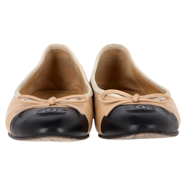VINTAGE, RRP AS NEW
The Chanel CC Cap-Toe Bow Ballet Flats in Nude Leather are the epitome of understated elegance, featuring the iconic black cap-toe, delicate bow, and embossed CC logo. Crafted from supple leather, they offer timeless sophistication and versatile wearability. Style tip: Style them with tailored trousers or a pleated midi skirt for a classic, polished look that effortlessly transitions from day to evening.

 Chanel CC Cap-Toe Bow Ballet Flats in Nude Leather

Condition: Good
Signs of wear: Moderate signs of wear
Packaging: Dust bag
Color: Nude
Material: Leather | leather
Size: FR | 35
Measurements: Insole length: 250
SKU: NAPPUGBSH483201W