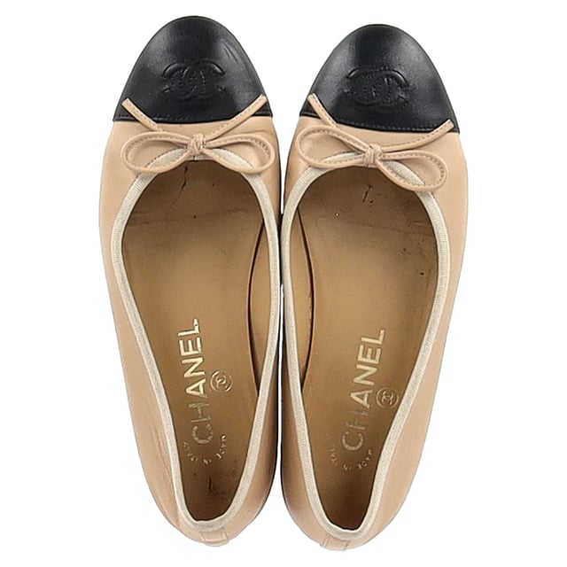 VINTAGE, RRP AS NEW
The Chanel CC Cap-Toe Bow Ballet Flats in Nude Leather are the epitome of understated elegance, featuring the iconic black cap-toe, delicate bow, and embossed CC logo. Crafted from supple leather, they offer timeless sophistication and versatile wearability. Style tip: Style them with tailored trousers or a pleated midi skirt for a classic, polished look that effortlessly transitions from day to evening.

 Chanel CC Cap-Toe Bow Ballet Flats in Nude Leather

Condition: Good
Signs of wear: Moderate signs of wear
Packaging: Dust bag
Color: Nude
Material: Leather | leather
Size: FR | 35
Measurements: Insole length: 250
SKU: NAPPUGBSH483201W