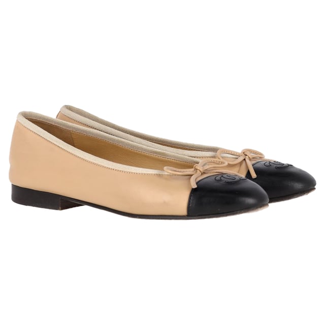 VINTAGE, RRP AS NEW
The Chanel CC Cap-Toe Bow Ballet Flats in Nude Leather are the epitome of understated elegance, featuring the iconic black cap-toe, delicate bow, and embossed CC logo. Crafted from supple leather, they offer timeless sophistication and versatile wearability. Style tip: Style them with tailored trousers or a pleated midi skirt for a classic, polished look that effortlessly transitions from day to evening.

 Chanel CC Cap-Toe Bow Ballet Flats in Nude Leather

Condition: Good
Signs of wear: Moderate signs of wear
Packaging: Dust bag
Color: Nude
Material: Leather | leather
Size: FR | 35
Measurements: Insole length: 250
SKU: NAPPUGBSH483201W