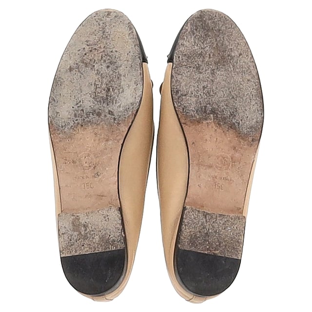 VINTAGE, RRP AS NEW
The Chanel CC Cap-Toe Bow Ballet Flats in Nude Leather are the epitome of understated elegance, featuring the iconic black cap-toe, delicate bow, and embossed CC logo. Crafted from supple leather, they offer timeless sophistication and versatile wearability. Style tip: Style them with tailored trousers or a pleated midi skirt for a classic, polished look that effortlessly transitions from day to evening.

 Chanel CC Cap-Toe Bow Ballet Flats in Nude Leather

Condition: Good
Signs of wear: Moderate signs of wear
Packaging: Dust bag
Color: Nude
Material: Leather | leather
Size: FR | 35
Measurements: Insole length: 250
SKU: NAPPUGBSH483201W
