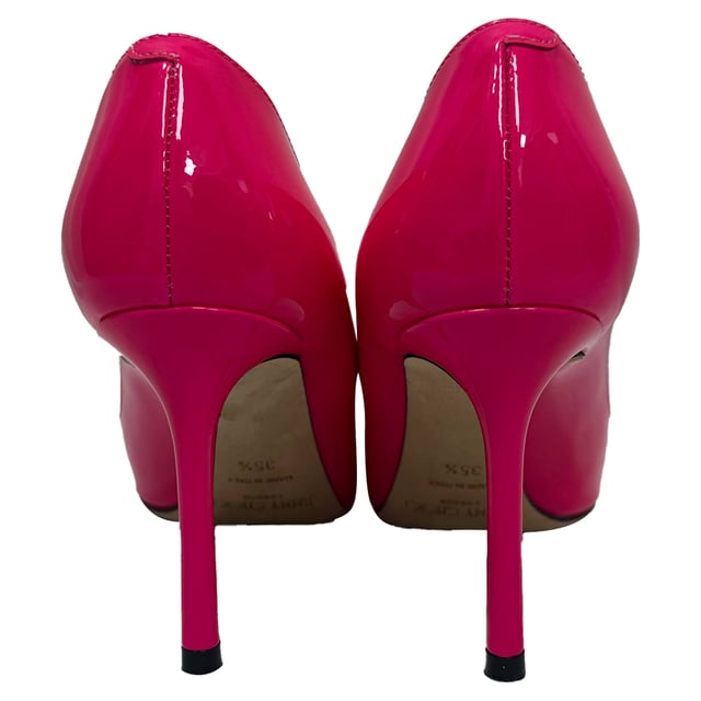 VINTAGE, RRP AS NEW
Feminine and refined, the **Jimmy Choo Romy Pointed Pumps** in pink patent leather offer a sleek silhouette with a glossy finish that radiates sophistication. The timeless pointed toe and slim stiletto heel make them a versatile choice for both day and night. **Styling Tip:** Pair them with a neutral-toned dress or tailored trousers to let the soft pink pop, adding a romantic touch to any ensemble.

 Jimmy Choo Romy Pointed Pumps in Pink Patent Leather

Condition: Very good
Signs of wear: Lightly used but very well maintained. Minor mark at soles & creasing, light scuffing at the soles and heels.
Packaging: Box
Color: Pink 
Material: Leather | patent leather
Size: EU | 35.5
Measurements: Heel height: 85 mm; Insole length: 250 mm
SKU: TONPUGBSH518671W