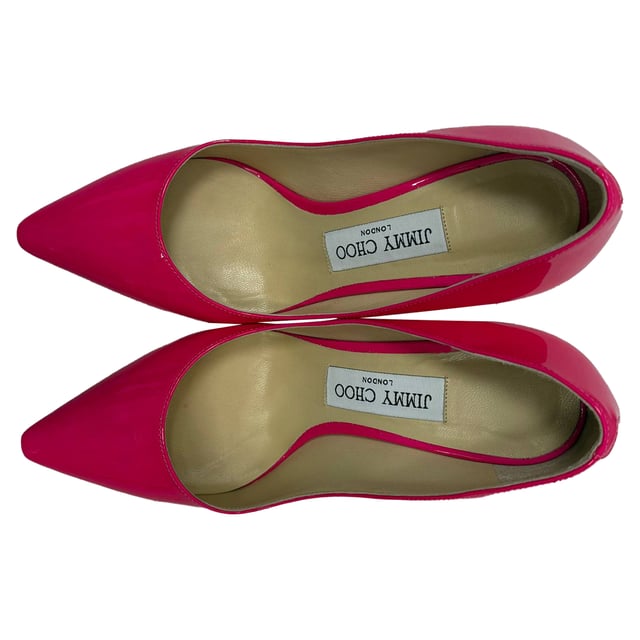 VINTAGE, RRP AS NEW
Feminine and refined, the **Jimmy Choo Romy Pointed Pumps** in pink patent leather offer a sleek silhouette with a glossy finish that radiates sophistication. The timeless pointed toe and slim stiletto heel make them a versatile choice for both day and night. **Styling Tip:** Pair them with a neutral-toned dress or tailored trousers to let the soft pink pop, adding a romantic touch to any ensemble.

 Jimmy Choo Romy Pointed Pumps in Pink Patent Leather

Condition: Very good
Signs of wear: Lightly used but very well maintained. Minor mark at soles & creasing, light scuffing at the soles and heels.
Packaging: Box
Color: Pink 
Material: Leather | patent leather
Size: EU | 35.5
Measurements: Heel height: 85 mm; Insole length: 250 mm
SKU: TONPUGBSH518671W