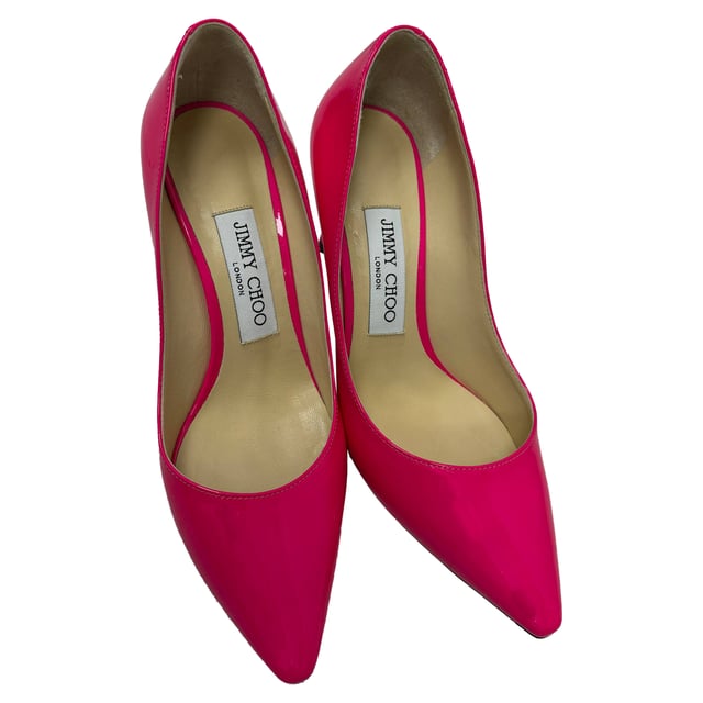VINTAGE, RRP AS NEW
Feminine and refined, the **Jimmy Choo Romy Pointed Pumps** in pink patent leather offer a sleek silhouette with a glossy finish that radiates sophistication. The timeless pointed toe and slim stiletto heel make them a versatile choice for both day and night. **Styling Tip:** Pair them with a neutral-toned dress or tailored trousers to let the soft pink pop, adding a romantic touch to any ensemble.

 Jimmy Choo Romy Pointed Pumps in Pink Patent Leather

Condition: Very good
Signs of wear: Lightly used but very well maintained. Minor mark at soles & creasing, light scuffing at the soles and heels.
Packaging: Box
Color: Pink 
Material: Leather | patent leather
Size: EU | 35.5
Measurements: Heel height: 85 mm; Insole length: 250 mm
SKU: TONPUGBSH518671W