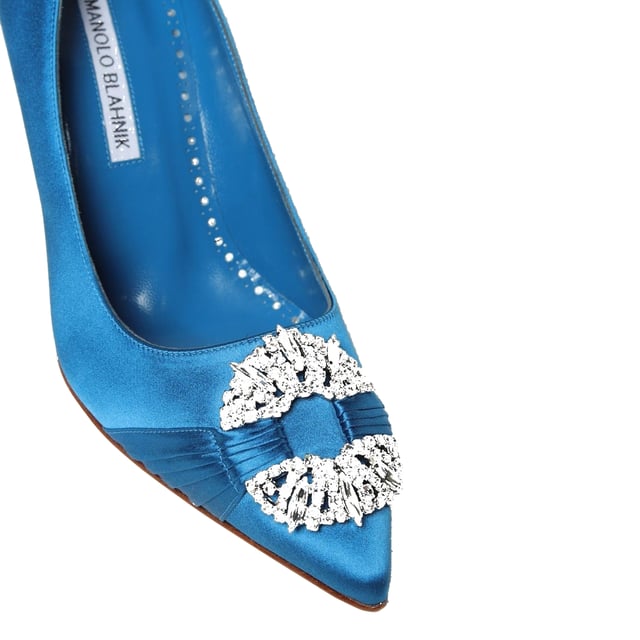 Material: 100 % Seide

Innenmaterial: Leder
Innensohle: Leder
Sohle: Leder
Spitze Zehenpartie
Marken-Innensohle
Absatzhöhe: 9 cm
Schlupfschuh
Stilettoabsatz
Runde Kristallschnalle
Hergestellt in Italien
Geschlecht: DAMEN
Produktcode: 4231783_4055
Code: SHO OH 2 PM FW24 11868